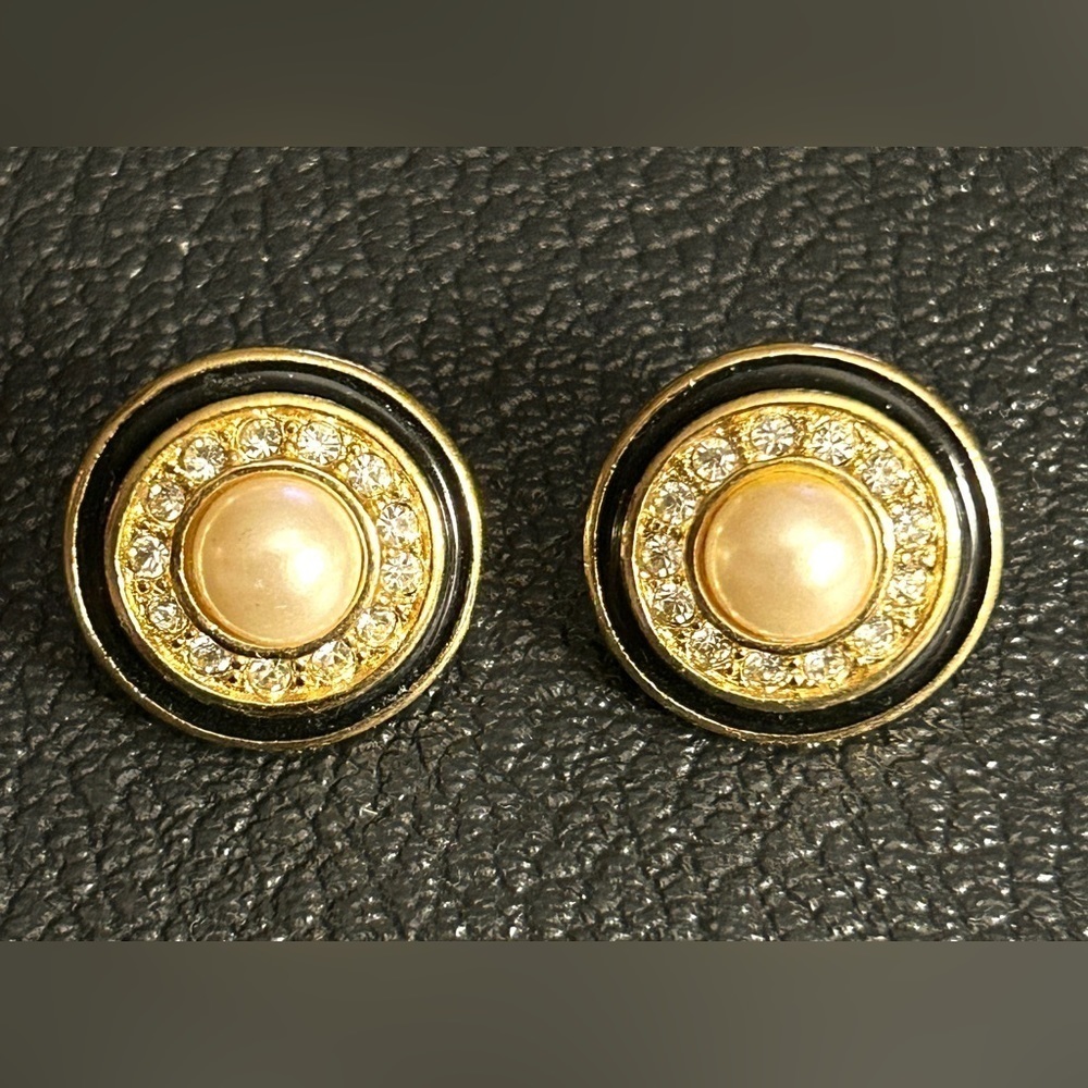 Vintage faux pearl rhinestone enamel gold tone clip earrings